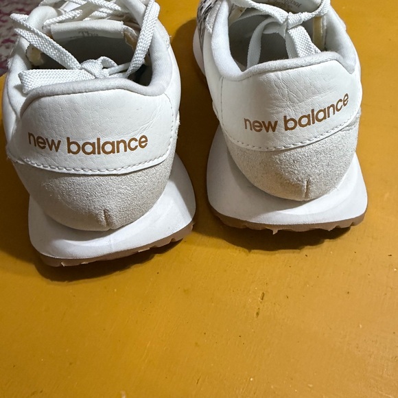 New Balance 237 sneakers in the "White/Leopard Print" - Picture 3 of 3